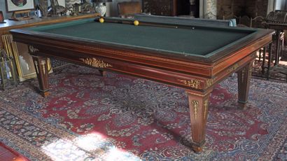 null E. BRIOTET à Paris. Billard en bois de palissandre marqueté de filets sur pieds...