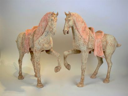 null Pair of saddled horses with raised front leg of consequent size, 60cm high.

The...