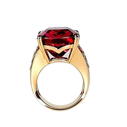 null Pink gold ring of 15 gr with a main stone rubellite of 17.08 cts in claw set...