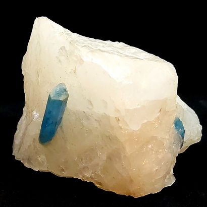 Prismatic aquamarine crystals of very beautiful...