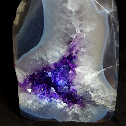 null Amethyst geode on agate with bluish gray reflections made up of a set of translucent...