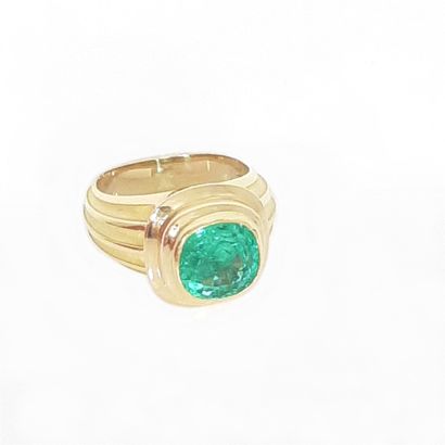 null EMERALD RING - Main emerald stone of 6.67 cts in cushion cut and closed setting...