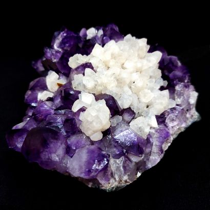  Amethyst geode sprinkled with calcite in its center for a magnificent representation...