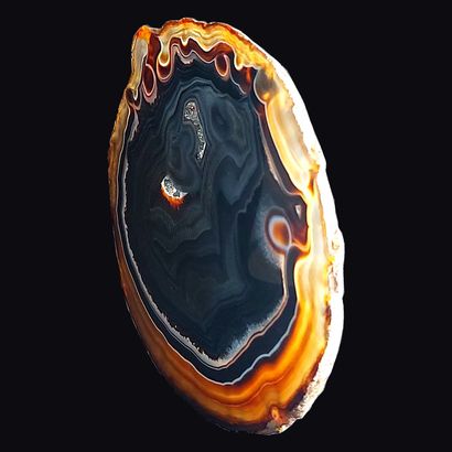  Agate slice composed of a magnificent bluish decoration in its center and orange...