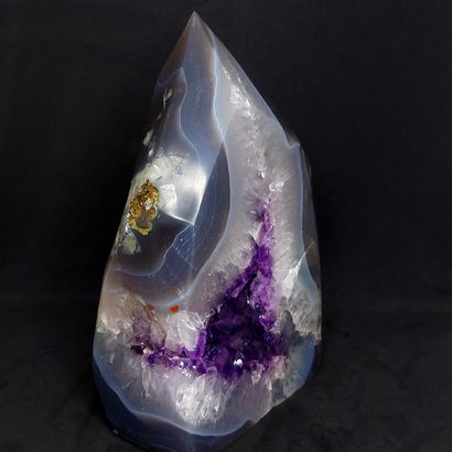 null Géode d'améthyste sur agate aux reflets gris bleutés constituée d'un ensemble...