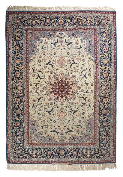 null Very fine and elegant ISPAHAN carpet on silk chains, signed "YARAGHI" (Iran),...