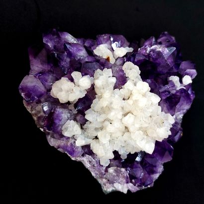  Amethyst geode sprinkled with calcite in its center for a magnificent representation...
