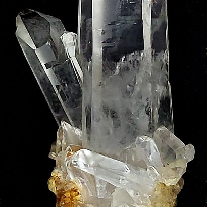 null Cristal de Roche avec 3 pointes pyramidales et divers autres cristaux en base...