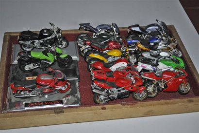  Lot de 16 maquettes de motos de route diverses