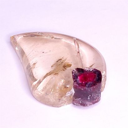 QUARTZ AVEC TOURMALINE - 113 carats Inclusion quartz with a watermelon tourmaline...