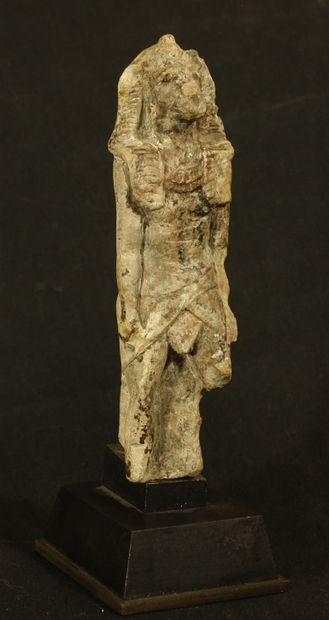  Statuette d’Anubis anthropomorphe en granit rose et noir, représenté debout. coiffé...