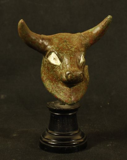  Tête de taureau en bronze aux larges cornes transversales dont les yeux sont incrustés...