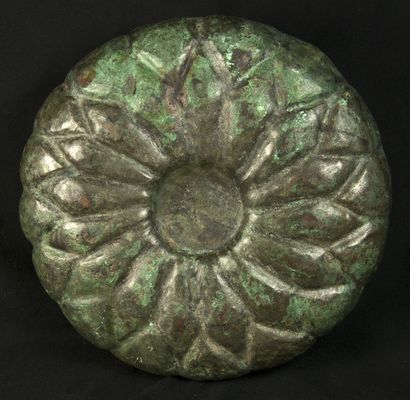 null Importante coupe en bronze dont la panse godronnée forme une fleur. Époque Sassanide...