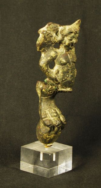 null Pied de vase en bronze formé d’une patte de lion sur une sphère surmontée d’un...