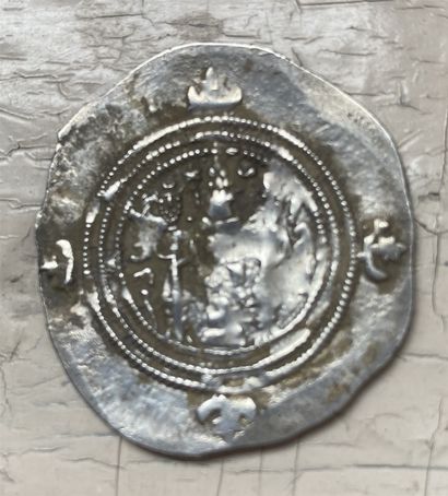 null Drachme, Choroes II, sassanide, argent 4,2g. A : tête du roi