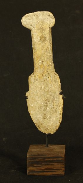 null Idol schematized in bone. Anatolia, II-III millennium B.C. H :16,8cm