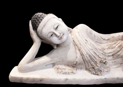 null Buddha in alabaster with a trace of black lacquer, reclining in parinirvana,...