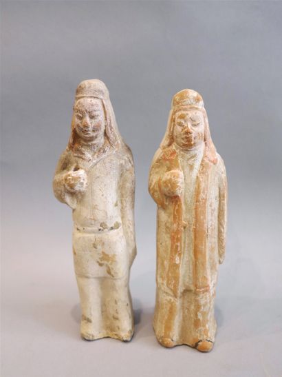 null Pair of court figures.

Terra cotta with traces of slip and polychromy.

China,...