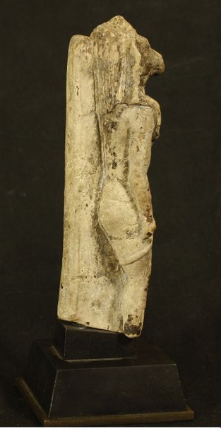  Statuette d’Anubis anthropomorphe en granit rose et noir, représenté debout. coiffé...