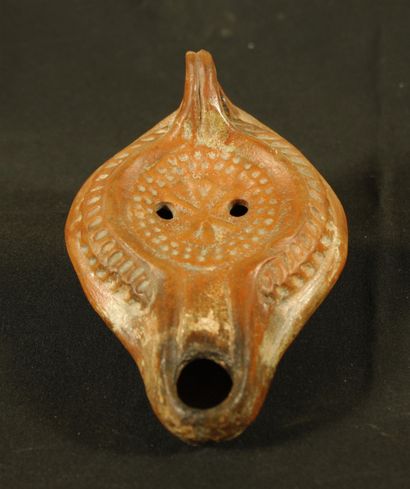 null Oil lamp in red terracotta with channel decorated with a chrism on the disc....