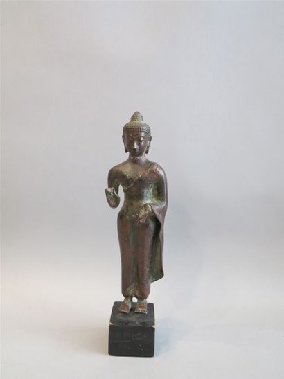 Bouddha représenté debout en Vitarka Mudra...