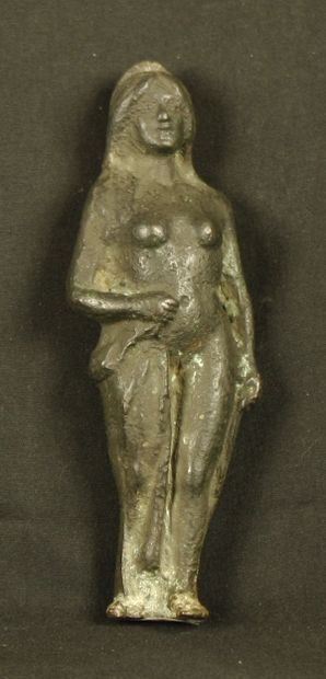 null Statuette en bronze représentant Vénus anadyomène nue debout ; Elle porte de...