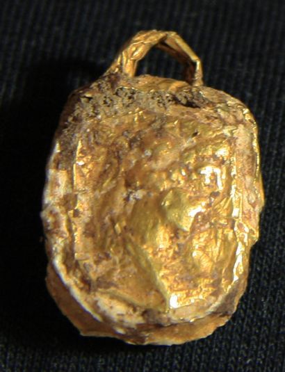 null Rectangular gold pendant with a bust on one side and a face in repoussé on the...