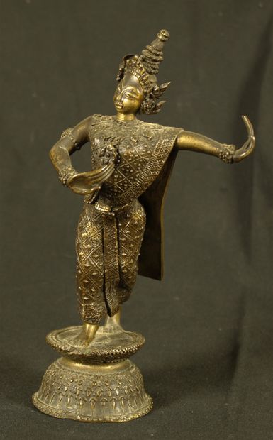 null Dancer, apsara, in finely worked bronze. Kmer, end of XIX-beginning XX H :19...