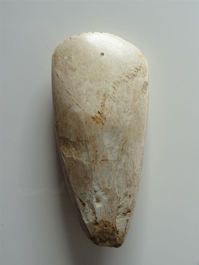  Polished beige flint axe. Neolithic, Paris Basin L :12,3 cm Provenance : Sale Evreux...
