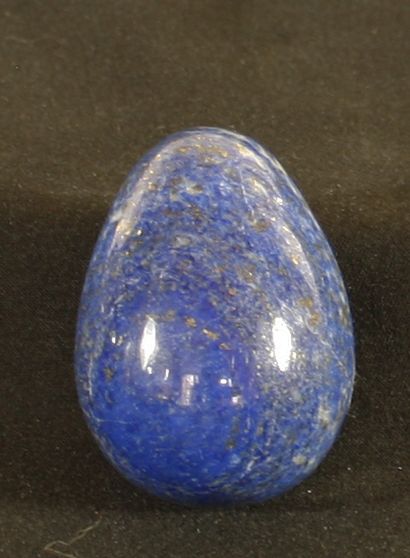 Œuf en lapis-lazuli poli d’un bleu intense. H :5,3 cm 124,7g.
