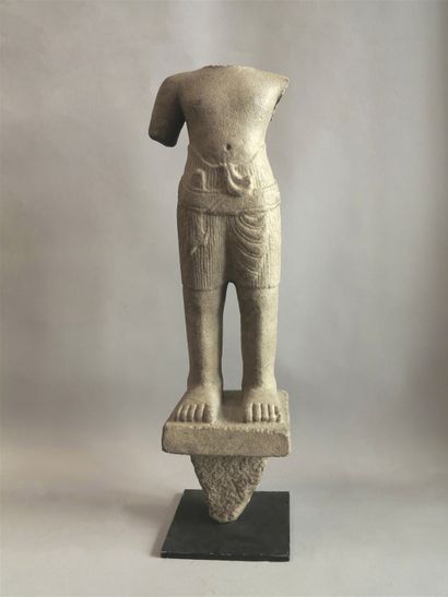 null Sandstone statue of an acephalous male deity represented standing in samabhanga...