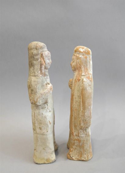 null Pair of court figures.

Terra cotta with traces of slip and polychromy.

China,...