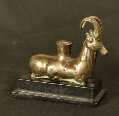 null Vase à onguent plastique en forme de bouquetin en bronze argentifère. Il est...