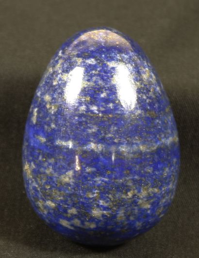 Lapis-lazuli poli en forme d’œuf. H :6cm...