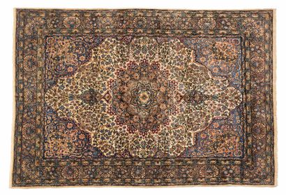 null KIRMAN carpet (Iran), circa 1930

Dimensions : 339 x 241cm.

Technical characteristics...