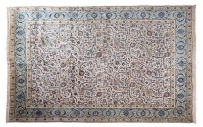 null Important tapis KACHAN (Iran), milieu du 20e siècle

Dimensions : 383 x 295cm.

Caractéristiques...