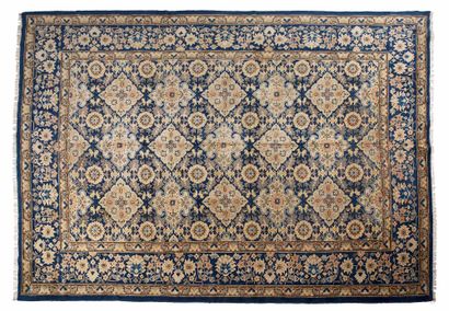null YARKAND carpet (Central Asia), late 19th, early 20th century

Dimensions : 310...