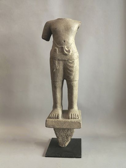 null Statue en grès de divinité masculine acéphale représentée debout en samabhanga...
