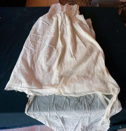 null Robe en mousseline doublée avec "faux cul" (accidents) Vers 1900