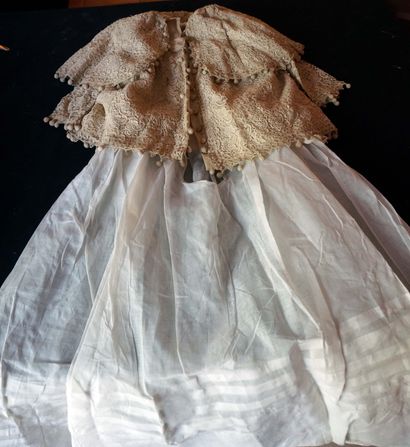 null Ensemble de robe en tulle et boléro en dentelle brodée, doublée en soie. Epoque...