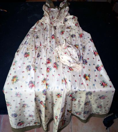 Robe en soie à décor floral et sac de bal...