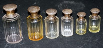 null Lot de 6 flacons en verre à facettes et bouchon en argent. Vers 1880 (1 bouchon...