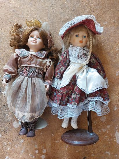 null Lot de 2 poupées avec tête en porcelaine, modernes. Ht. 45cm environ