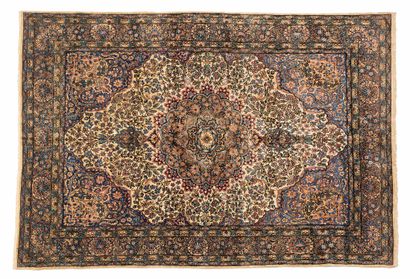 null Tapis KIRMAN (Iran), vers 1930

Dimensions : 339 x 241cm.

Caractéristiques...