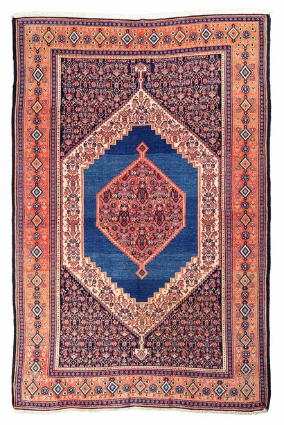 null SENNEH carpet (Persia), early 20th century

Dimensions : 190 x 135cm.

Technical...