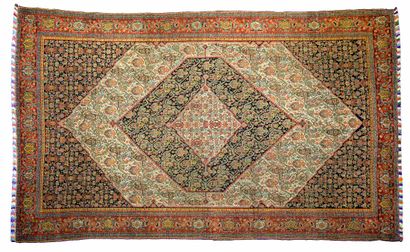 null Rare tapis SENNEH (Perse), fin du 19e siècle, tissé sur chaines en soie multicolores...