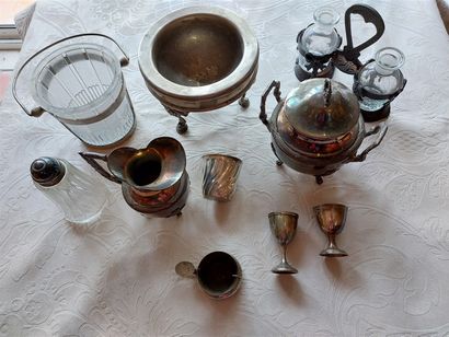 null Lot métal argenté et argent: service à thé, huilier, rafraîchisseurs, 2 coquetiers,...