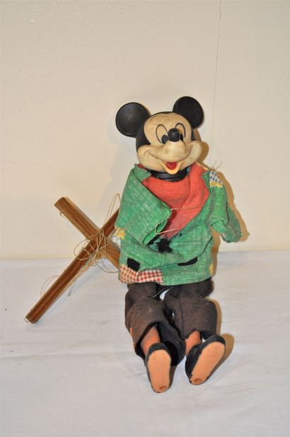null Mickey Mouse. Marionnette en bois et celluloïd. Vers 1950. Ht. 35 cm. + Mickey...