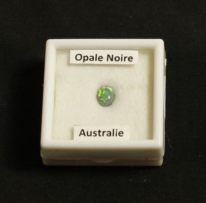 null Opale noire d’Australie, cabochon. 0,77carat