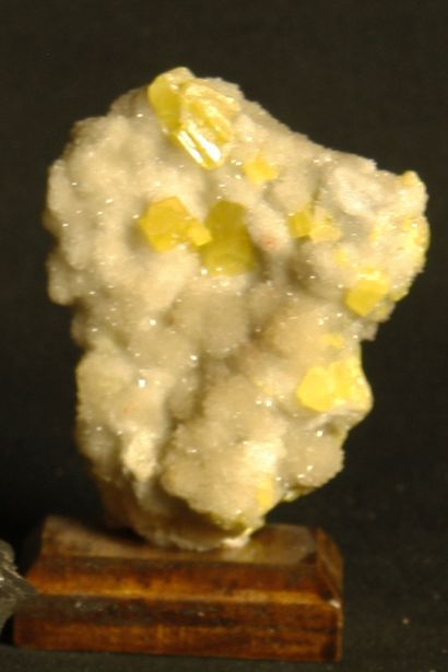 null Lot de trois minéraux : Soufre, 7x5,5, cristal le plus important, 0,6x0,5, provenant...